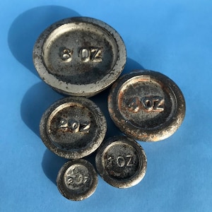 Tijdloze schatten: een set van 5 vintage gietijzeren ronde gewichten met imperiaal gewicht