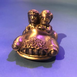 Lembrança atemporal para um dia perfeito: porta-cartão de lugar conversível vintage de estanho para noivos "recém-casados"
