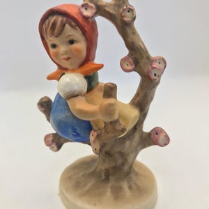 La fille au pommier – Un charmant trésor vintage Hummel d'Allemagne (Modèle 141/3/0)