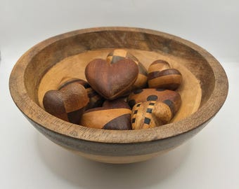 Vintage Hand gedrechselte hölzerne Schüssel gefüllt mit 8 Handwerklich gefertigten hölzernen Herzen - A Bowl of Hearts!