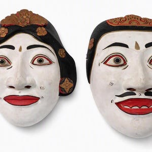 Sällsynt vintagepar av balinesiska Dalem King & Queen Topeng-dansmasker – Handskuren javanesisk/balinesisk träkonst
