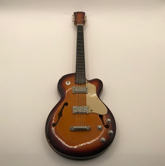 ミニチュアギブソン レスポール「カスタム」レプリカ：1/12スケールの