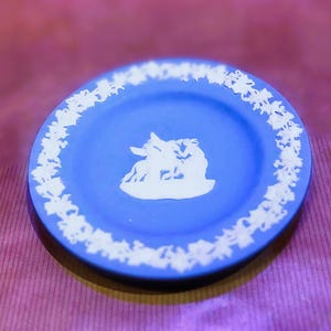Pegasus & The Muses: Uma homenagem atemporal à inspiração artística — Raro prato de enfeites em jasperware azul Wedgwood