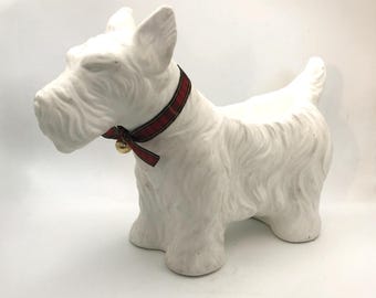 Encantadora maceta y plato decorativo vintage con forma de West Highland Terrier y collar a cuadros rojos y verdes. Un Westie encantador para los amantes de la decoración del hogar.