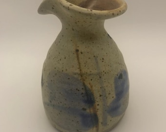 Jarra de grés feita à mão: cerâmica vintage de estúdio com detalhes botânicos azuis
