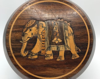 Exquisit gefertigte Vintage Holz-Schmuckschatulle mit eingelegten Elefanten-Intarsien