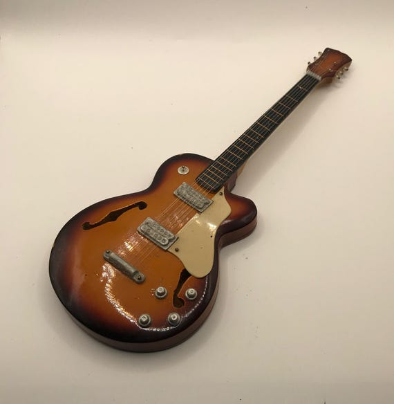 ミニチュアギブソン レスポール「カスタム」レプリカ：1/12スケールの