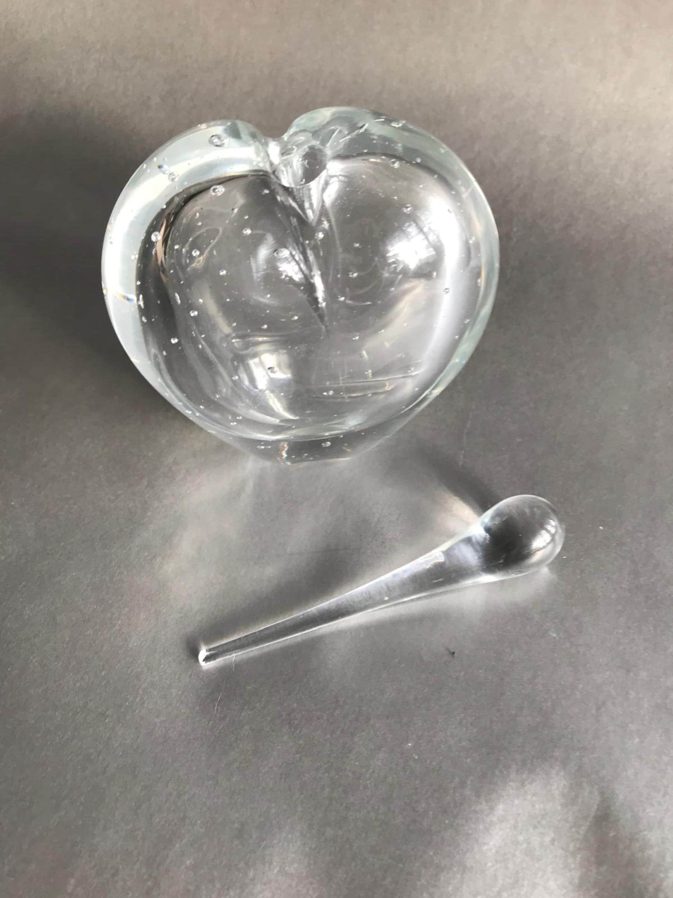 時代を超えたエレガンス：この美しい手吹きのヴィンテージハート型香水