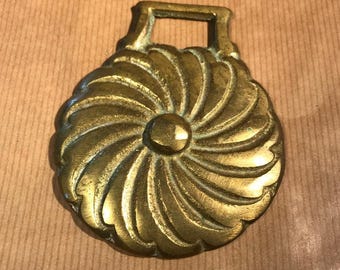 Strahlen durch die Zeit: Vintage Sunburst Pferd aus Messing – ein Symbol des Lichts und der Herkunft