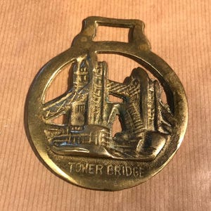 Connecting History and Elegance: Vintage Tower Bridge Horse Brass – A Tribute to London’s Iconic Landmark