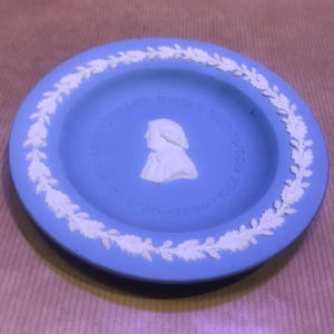 Prato de Jasperware do 250º aniversário da Wedgwood: uma homenagem atemporal ao artesanato e à herança