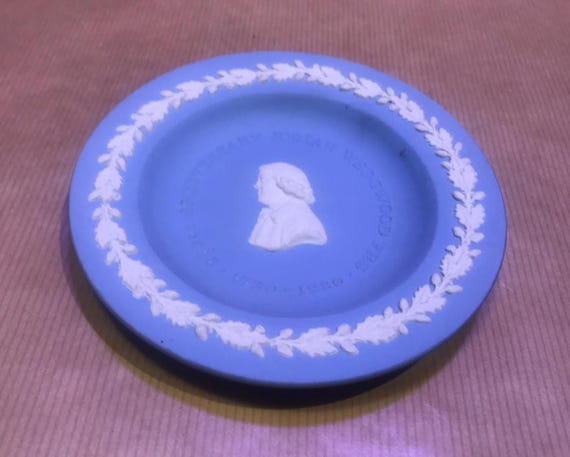 ウェッジウッド創業250周年記念ジャスパーウェアプレート：時代を超え