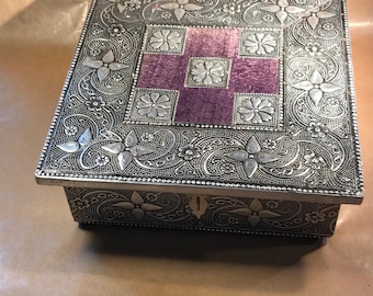Vintage Royal Rajasthani Schmuckschatulle: Gehämmertes Metall & Holz, Samt Innenausstattung