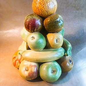 Un tesoro senza tempo: piramide di frutta in maiolica vintage degli anni '70: un'esplosione di colore ed eleganza