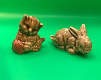 Vintage Wade Whimsies: Kitten & Rabbit Figurines - 1970s Collectibles