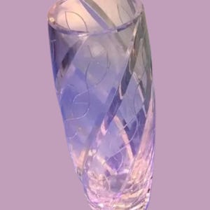 Un tesoro atemporal: la elegancia de un jarrón de cristal vintage grabado y esculpido