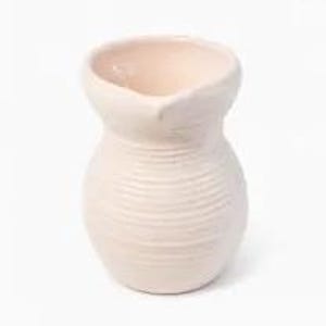 Puede incluir: Una jarra de cerámica de color crema pálido con un cuerpo redondeado y una boca ancha y abierta. La superficie exterior presenta una serie de estrías horizontales en relieve que envuelven la parte central, dando textura al recipiente.