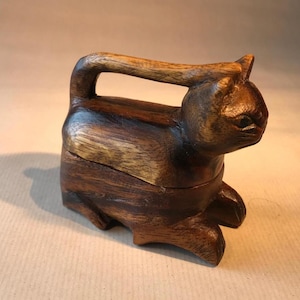 Mystische Schatzhüter aus Holz - Vintage-Katzenbox aus Holz