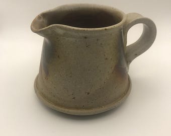 Vintage Studio Pottery Creamer: Jarro de grés esmaltado com sal, estilo Arts & Crafts