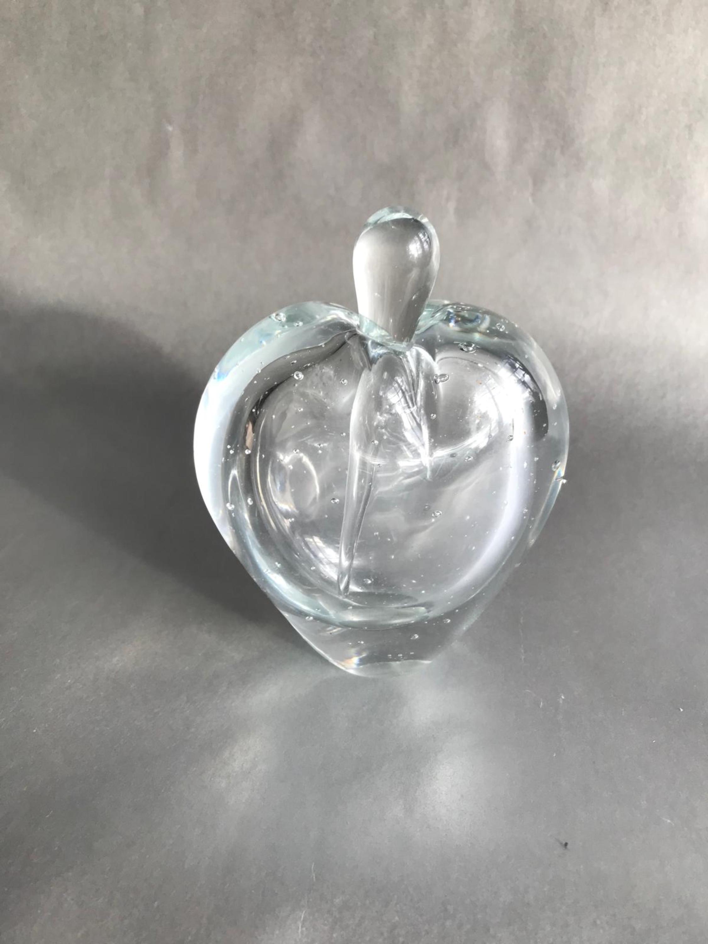 時代を超えたエレガンス：この美しい手吹きのヴィンテージハート型香水