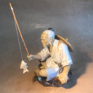 Tradizione senza tempo: la statuetta vintage del pescatore Shiwan in fango: una storia di serenità e maestria artigianale