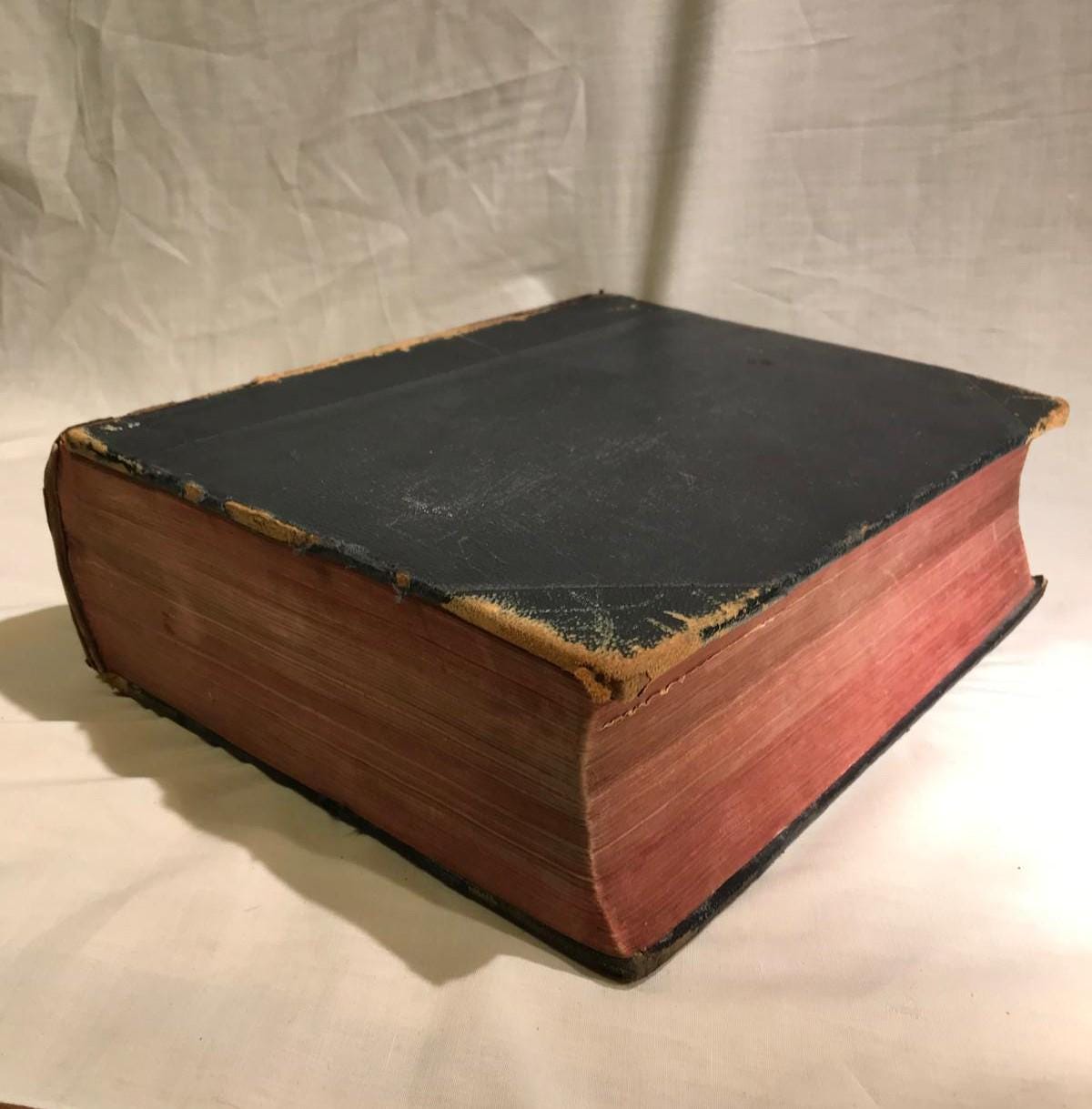 Majestic Victorian-era Cassell's Illustrated Family Bible (c.1866