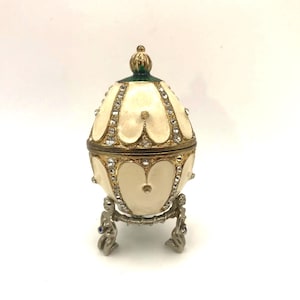 Caja de baratijas con forma de huevo y joyas de estilo imperial — Colección Zares "Nido de Perlas" de Atlas Editions