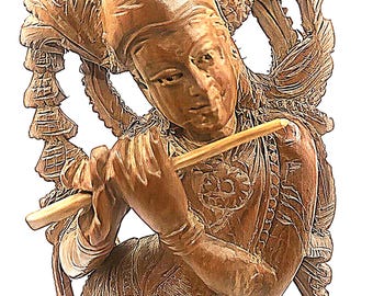 Majestätische fein detaillierte geschnitzte Lord Krishna Skulptur - Tribhanga Pose auf Lotus Sockel