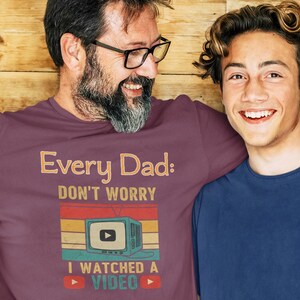 Maglietta divertente per papà: grafica retrò da TV, regalo perfetto per chi sa risolvere i problemi.