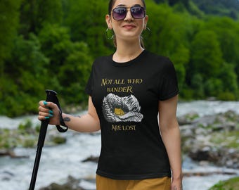 Abenteuer T-Shirt: 'Not All Who Wander Are Lost' Unisex Baumwoll T-Shirt