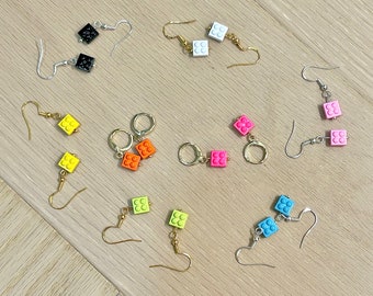レゴ型のイヤリング1組。鮮やかな8色展開。2026年にぴったりの、小ぶりで繊細、そして遊び心のあるイヤリングです。