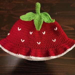 Cappello a secchiello all&#39;uncinetto con fragole - Taglie da neonati ad adulti