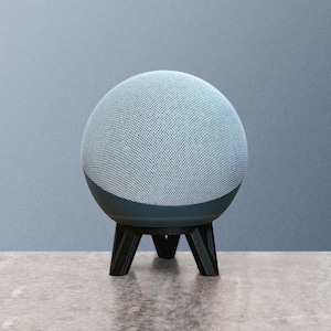 Pode incluir: Um alto-falante inteligente de tecido azul claro e cinza com um suporte de tripé. O alto-falante tem uma cobertura de tecido texturizado e uma base cinza escura.