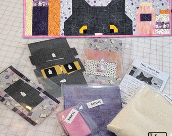 Kit de camino de mesa con diseño de gatos, libros y pociones. Tela precortada y guata incluidas, lista para coser. Proyecto de costura rápido y fácil. Excelente decoración de Halloween.