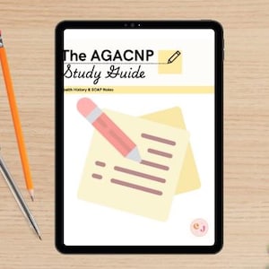 Op de afbeelding: Een digitale tablet met een studiegids voor het AGACNP-examen. De gids bevat gezondheidsgeschiedenis en SOAP-notities. De tekst op de tablet luidt "The AGACNP Study Guide". De tekst onder de tablet luidt "ACE YOUR NP JOURNEY WITH MY PROVEN STUDY NOTES!"
