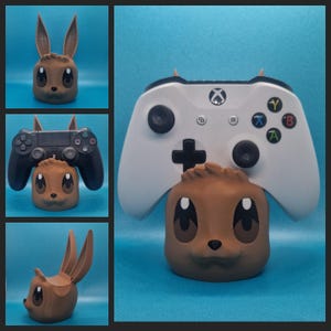 Puede incluir: Una cabeza de animal de dibujos animados marrón con orejas, sosteniendo un mando de Xbox blanco. El mando descansa sobre la cabeza del animal, con los botones mirando hacia adelante. Los ojos del animal son grandes y negros, y su nariz es pequeña y marrón.