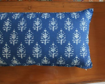 Funda de cojín lumbar índigo de 14x36: Estampado azul en bloques, mezcla de lino.