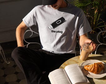 2024 Unisex streetwear t-shirt design &quot;The Plug&quot; with USB stick