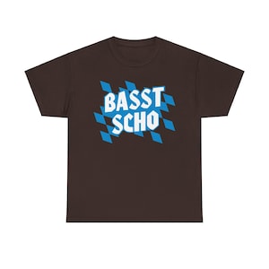 Puede incluir: Una camiseta marrón con un patrón de cuadros azul y blanco y el texto "Basst Scho" en blanco.