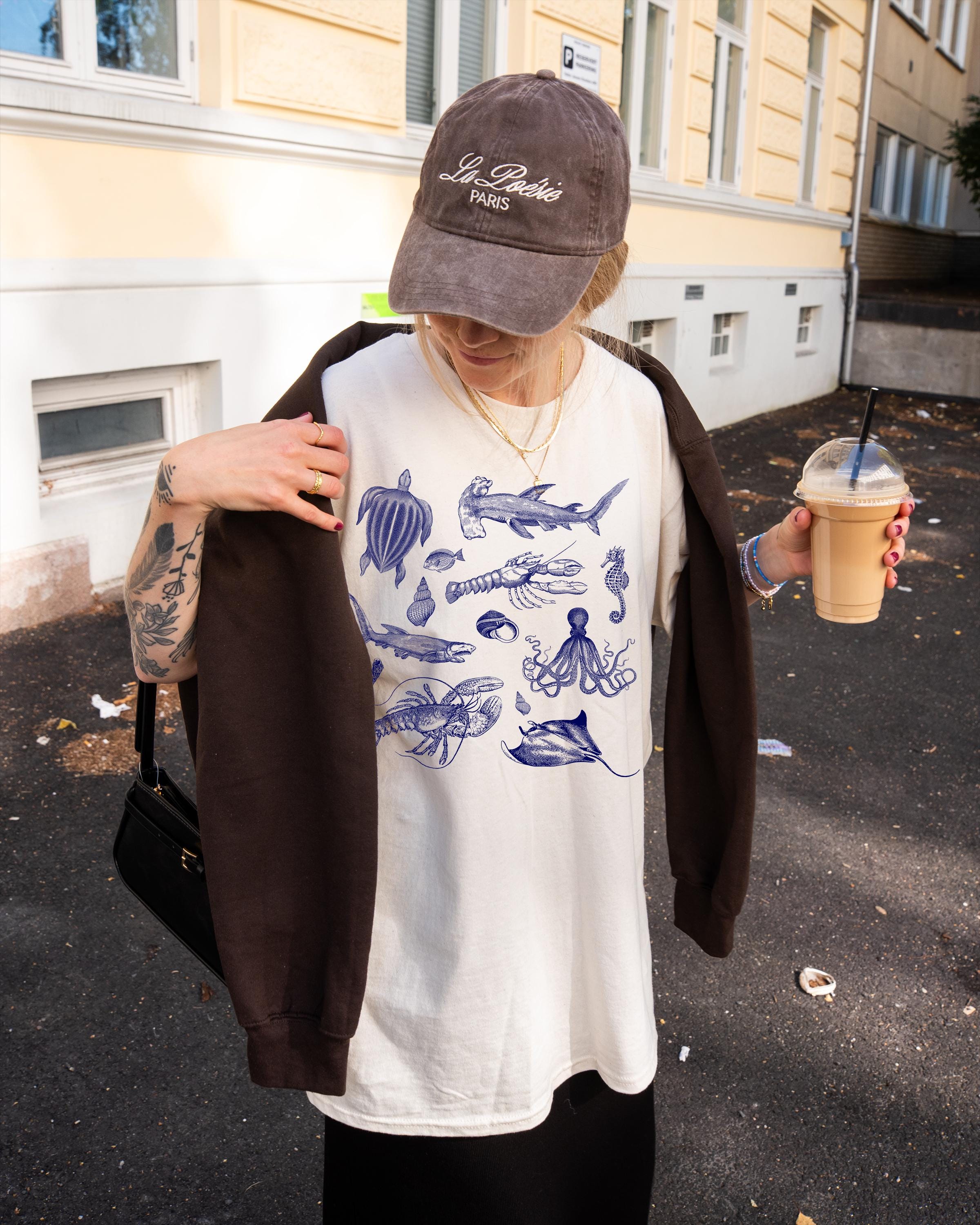 Summer 2024 Beach Holiday T-Shirt: Modern monochrome design with shark, fish, shell and lobster Perfect for sea lovers