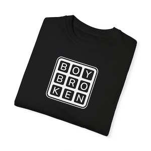 Camiseta Boy Broken, Boy Bro Ken, camiseta gráfica com duplo sentido, camisa masculina/feminina, blusa estilo vintage, jogo de palavras, estampa de letras em caixa, quadrado 3X3
