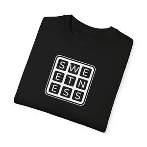 Camiseta Sweetness, camiseta gráfica com duplo sentido, cubos de doces, camisa masculina/feminina, blusa estilo vintage, jogo de palavras, estampa de letras em caixa, quadrado 3X3