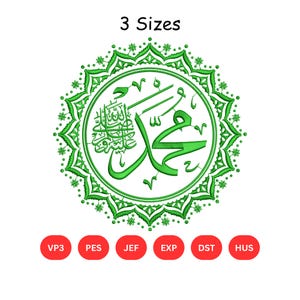 Op de afbeelding: Een groen geborduurd ontwerp met Arabische kalligrafie in een cirkelvormig kader. De tekst "3 Sizes" staat boven het ontwerp. Daaronder rode cirkels met tekst: VP3, PES, JEF, EXP, DST en HUS. Het ontwerp staat op een witte achtergrond.