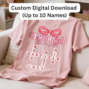 Peut inclure: Un t-shirt rose clair avec l'inscription "Grandkids make life grand" dans une police décorative. Le t-shirt présente un nœud vichy rouge et blanc et un motif de mots croisés avec des noms. Le texte "Custom Digital Download (Up to 10 Names)" est en haut.
