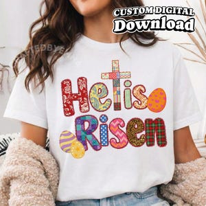Peut inclure: T-shirt blanc avec l'inscription "He is Risen" en lettres colorées de style patchwork et des graphiques d'œufs de Pâques. Une croix est au-dessus des mots. Les mots "Custom Digital Download" sont en haut.