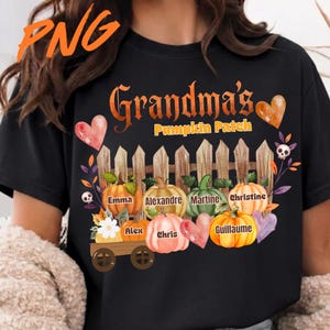 Peut inclure: Un t-shirt noir avec un motif représentant une clôture en bois, une petite charrette et plusieurs citrouilles. Le texte indique "Grandma's Pumpkin Patch" avec les prénoms "Emma", "Alexandre", "Martine", "Christine", "Alex", "Chris" et "Guillaume".