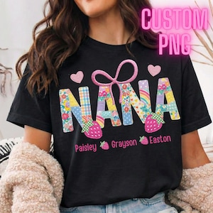 Peut inclure: T-shirt noir avec le mot "NANA" dans un motif patchwork coloré, avec des cœurs et des fraises. Les noms "Paisley", "Grayson" et "Easton" sont imprimés sous le mot "NANA".