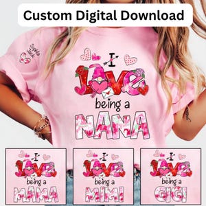 以下が含まれることがあります： ピンク色のTシャツ。花の模様で「I Love being a NANA」の文字が描かれています。小人、ハート、バラのデザイン。袖には「Sophia Jack」の文字。下に「Mama」、「Mimi」、「Gigi」の3つの追加デザインがあります。