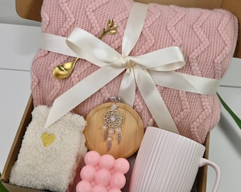 彼女への素敵なギフトボックス – ピンクのブランケット、マグカップ、キャンドル、スパ用品 | バースデーケアパッケージ、あなたを想うギフト、リラクゼーションギフトセット