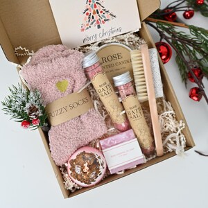 Zestaw upominkowy Rose Spa: ręcznie robiona świeca sojowa, kula do kąpieli i sól, prezent świąteczny dla niej, zestaw Lavender Spa